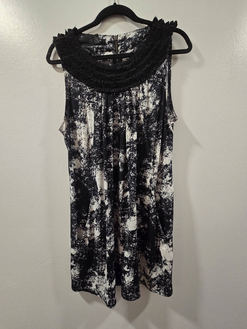 Alfani Black and White Abstract Print Sleeveless Camisole with Knit Collar